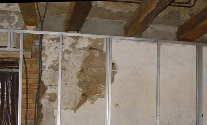 Afb. 13 · Regelwerk onder balken in een oud huis