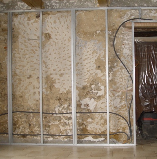 Afb. 17 · Regelwerk met isolatie in een oud huis