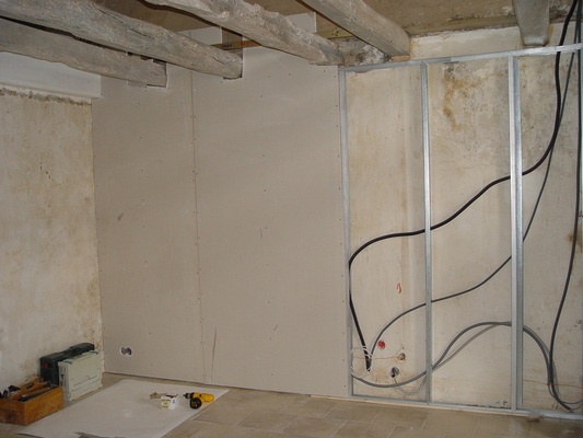 Afb. 18 · Elektrische leidingen door de staanders